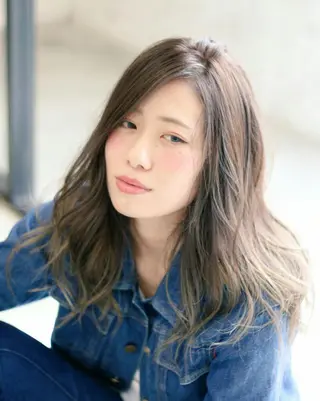 セミロング ロング カラー パーマ ミルクティーカラー グレージュ　高山慧輔のヘアスタイル