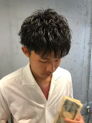 カラー パーマ メンズ 顔まわりレイヤー デザインカットのヘアスタイル