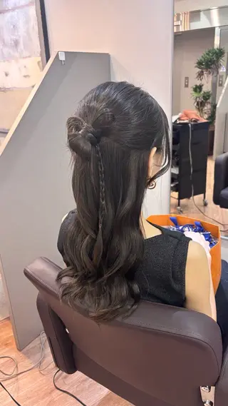 ロング ヘアアレンジ momo/レイヤー /デザインカラーのヘアスタイル