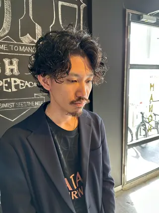 ミディアム パーマ メンズ 俵 知広のヘアスタイル