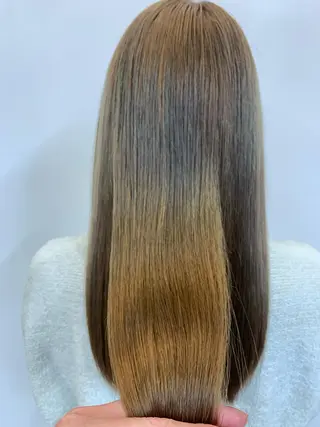 ミディアム カラー トップ スタイリストのヘアスタイル