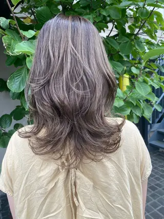 セミロング M. YURIのヘアスタイル