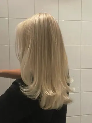 セミロング カラー 🌟小顔レイヤー× 赤み消し透明感カラーのヘアスタイル