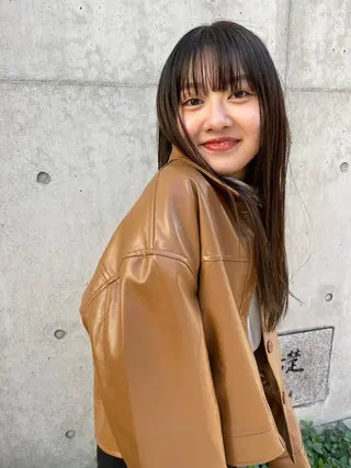 ロング 顔まわりレイヤー デザインカットのヘアスタイル