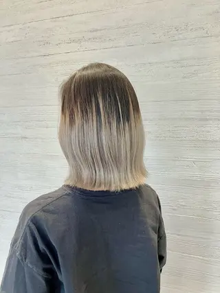 ショート カラー サキ🤍ハイトーン 🩰くびれ巻きヘアのヘアスタイル