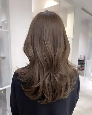 ロング カラー サキ🤍ハイトーン 🩰くびれ巻きヘアのヘアスタイル