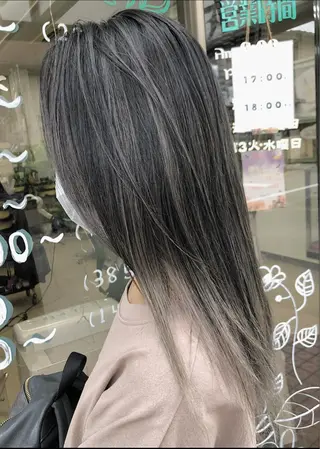 ロング カラー 岸田 梓武生のヘアスタイル