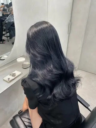 ロング ハイトーン デザインカラーのヘアスタイル