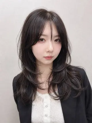 セミロング maya レイヤーカットのヘアスタイル