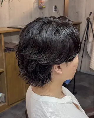 ミディアム パーマ メンズ 三谷 仁のヘアスタイル