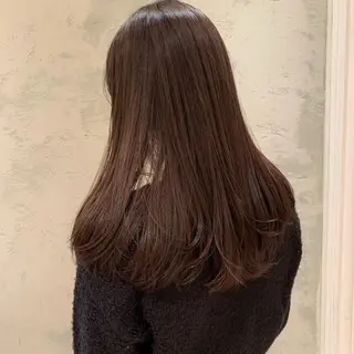 ロング SAKINO． ベージュカラーのヘアスタイル