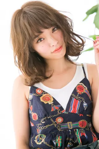 ミディアム Alisha by artinaのヘアスタイル