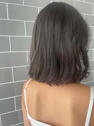 ミディアム うる艶ヘア💐 艶ハイトーン💐彩夏のヘアスタイル