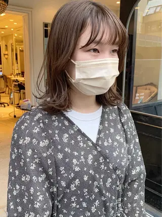 ミディアム SAKINO． ベージュカラーのヘアスタイル
