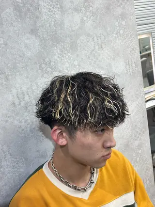 パーマ メンズハイトーン 北斗💍レイヤーのヘアスタイル