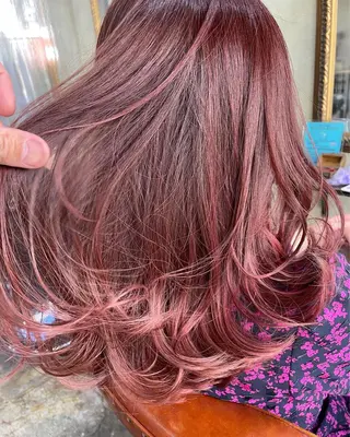 ミディアム カラー HATSUMEI 勅使瓦　祥のヘアスタイル