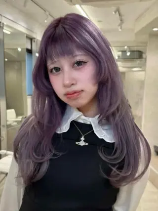 ロング カラー ミルクティーベージュ ケアブリーチカラーのヘアスタイル