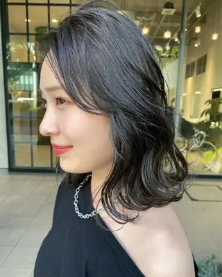 ミディアム DEAN ISLA 大人レイヤーカットのヘアスタイル