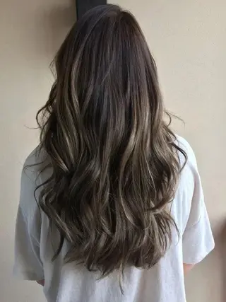 セミロング カラー ケア剤オタク×海外 ヘア長谷川裕起のヘアスタイル