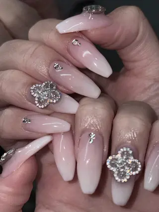 ネイル さゆり￤推しキャラ ￤ロングネイル🩷のネイルデザイン