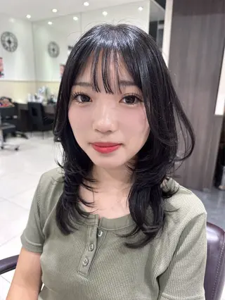 ミディアム レイヤー 艶々カラーのヘアスタイル