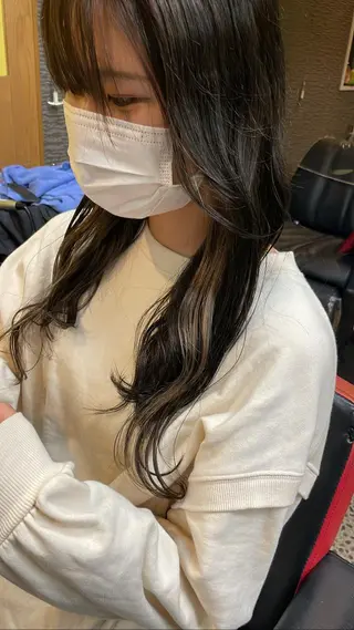 セミロング デザインカラー🏝️ 須賀汐音のヘアスタイル