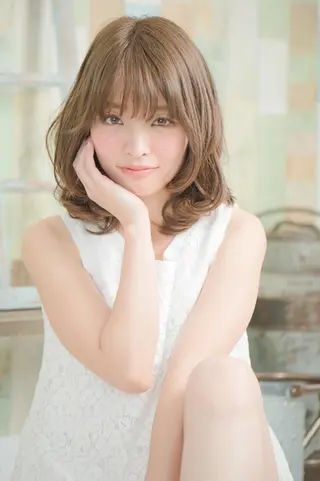 セミロング コマツ ユミのヘアスタイル