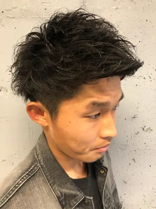 パーマ メンズ 顔まわりレイヤー デザインカットのヘアスタイル