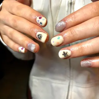 ネイル 光 るいのネイルデザイン
