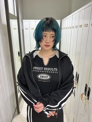 ミディアム レイヤー 艶々カラーのヘアスタイル
