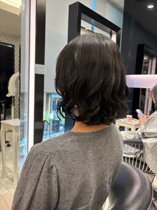 ミディアム パーマ 韓国っぽ透け感カラー マンツーマン🫧なおのヘアスタイル