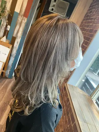 セミロング ハイライト/インナー /ブリーチ/レイヤーのヘアスタイル