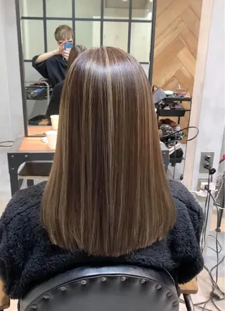 セミロング カラー リサ tonieのヘアスタイル