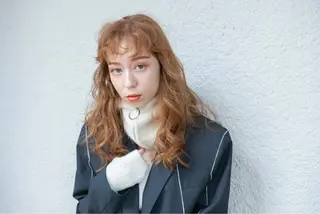 セミロング カラー 具志 真理子のヘアスタイル