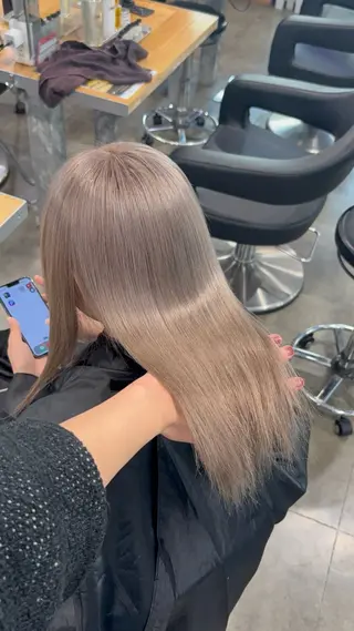 ロング カラー 透明感ベージュ/ レイヤー縮毛矯正のヘアスタイル