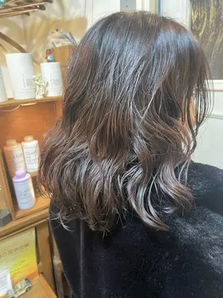 ミディアム パーマ AYANO ／レイヤー／オリーブのヘアスタイル