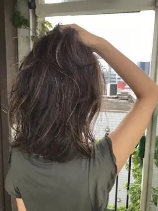 ミディアム カラー ヘアアレンジ 白髪ぼかしハイライト バレイヤージュヤマトのヘアスタイル