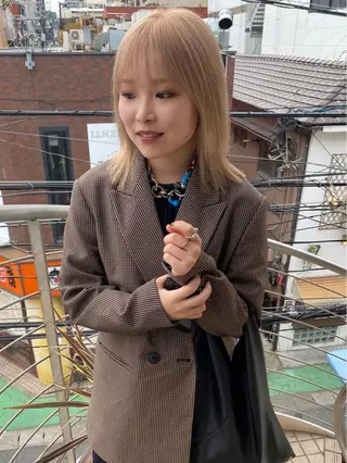 ミディアム qiie/ワンカラー インナーカラーのヘアスタイル