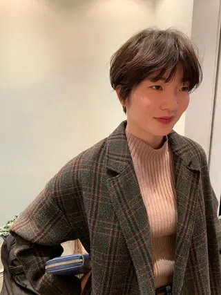 ショート カラー SAKINO． ベージュカラーのヘアスタイル