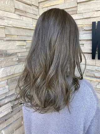 ロング カラー 足立 小百合のヘアスタイル