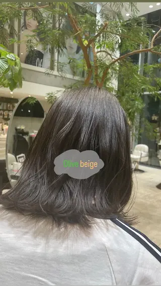 セミロング 韓国風レイヤーカラー ライムのヘアスタイル