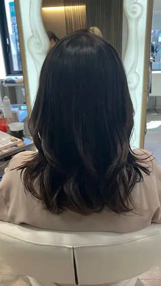 セミロング カラー レイヤー/ブリ ーチ/ 岡本美優のヘアスタイル