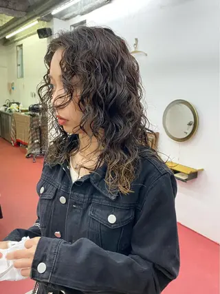 セミロング パーマ qiie/ワンカラー インナーカラーのヘアスタイル