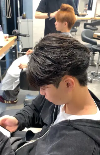 ミディアム パーマ ヘアアレンジ メンズ 🔥ニュアンス フェザー小林海斗🔥のヘアスタイル