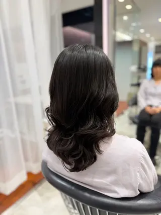 セミロング パーマ コテ巻きパーマ💙 シノヤユイのヘアスタイル