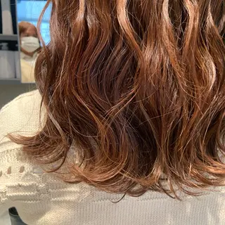 ミディアム カラー ヘアアレンジ bh.maara デザイン／ハイトーンのヘアスタイル