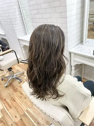 セミロング 岩尾 凪のヘアスタイル