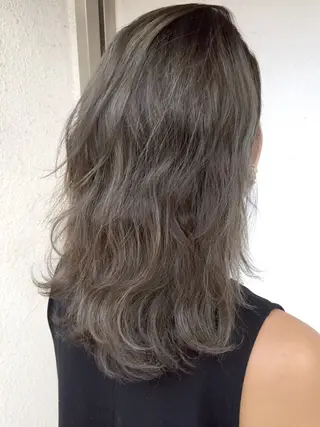 ロング カラー Tee’s ケアブリ ーチ ハイライトのヘアスタイル