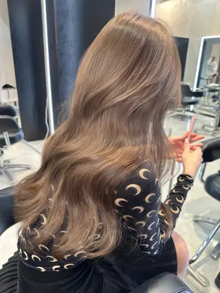 ロング カラー レイヤーカット 透明感カラーのヘアスタイル
