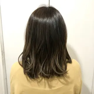 ミディアム 高津 千慧のヘアスタイル